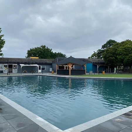 Lathum Rustig Liggend Chalet Op Recreatiepark De Rhederlaagse Meren 빌라 외부 사진